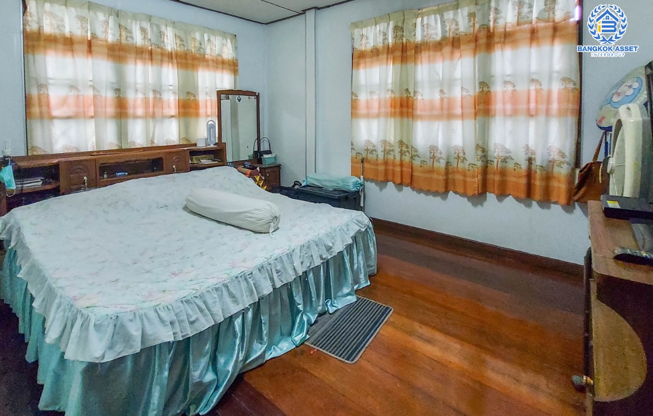 *****บ้านเดี่ยวมือสอง ซอยประชาอุทิศ 9  เนื้อที่กว้างขวางมากถึง 54 ตร.ว. ฟังก์ชัน 3 ห้องนอน 2 ห้องน้ำ ที่จอดรถ 2 คัน บนทำเลเดินทางสะดวก ใกล้รถไฟฟ้าสายสีน้ำเงิน "สถานีสถานีห้วยขวาง" และทางด่วน "กม.9"